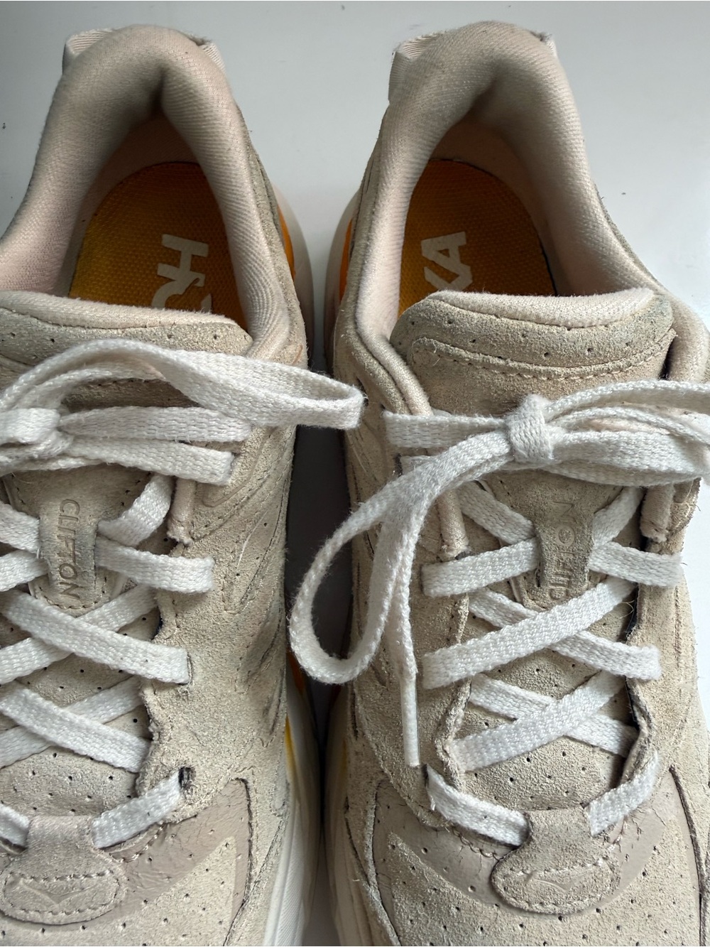Hoka Clifton L men size 8.5 Beige Suede Athletic Sneakers with Yellow Accent - Picture 3 of 14